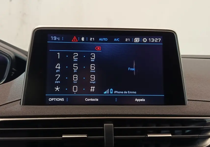 Écran tactile central du Peugeot 5008 gris clair, affichant le clavier téléphonique en intérieur.