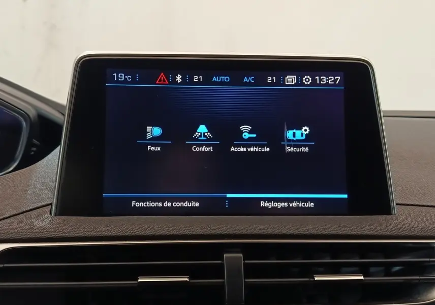 Écran tactile central du tableau de bord du Peugeot 5008 gris clair, affichant les réglages véhicule.