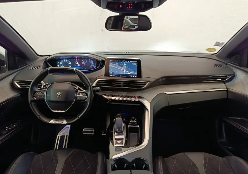 Vue intérieure avant du Peugeot 5008 GT 2019, tableau de bord noir avec écran tactile central et volant compact cuir.