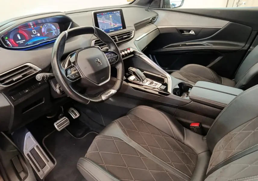 Intérieur du Peugeot 5008 gris clair, vue côté conducteur, avec tableau de bord numérique et écran tactile central.