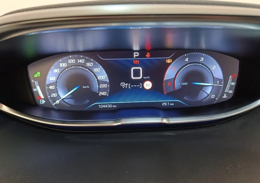 Tableau de bord numérique du Peugeot 5008 GT 2019, affichage vitesse et compte-tours lumineux bleu et rouge.