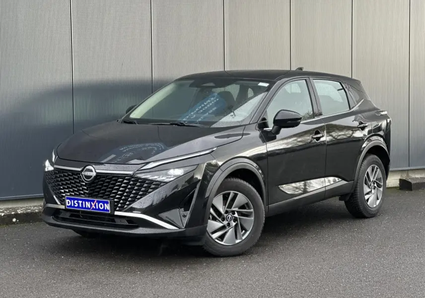 Nissan Qashqai III noir nacré en 3/4 avant droit, avec calandre distinctive et jantes alliage 17 pouces.