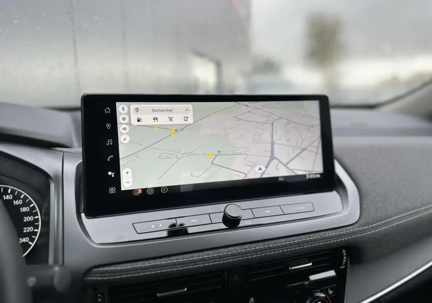 Vue rapprochée de l’écran tactile central avec navigation GPS du Nissan Qashqai 2025, intérieur noir.