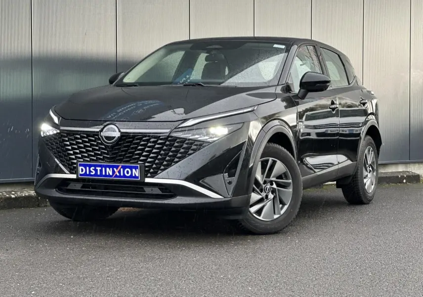 Nissan Qashqai noir nacré en 3/4 avant droit, avec calandre distinctive et feux LED allumés.