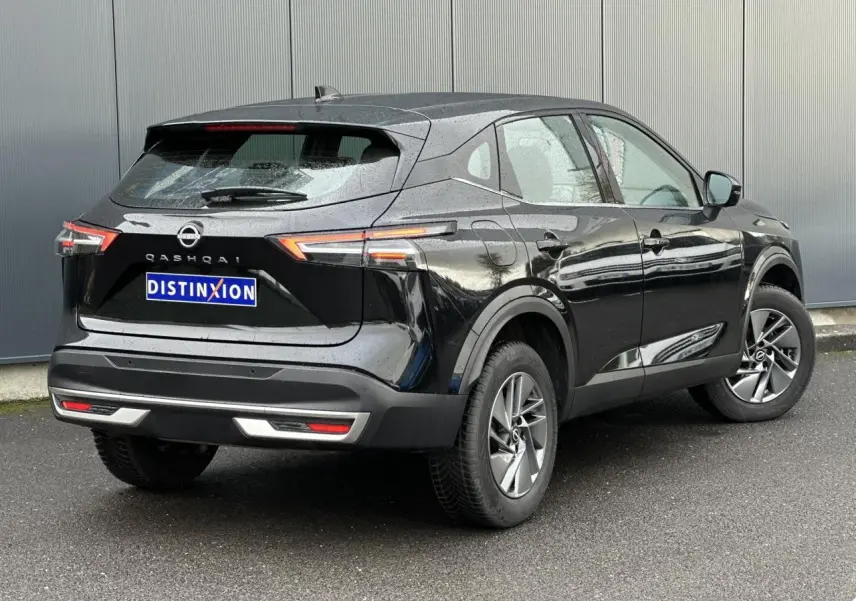 Vue 3/4 arrière droite du Nissan Qashqai 2025 noir nacré avec jantes alliage et feux LED distinctifs.