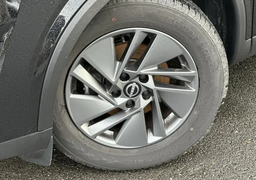 Gros plan sur la jante alliage 17 pouces grise du Nissan Qashqai III noir nacré, côté avant droit.