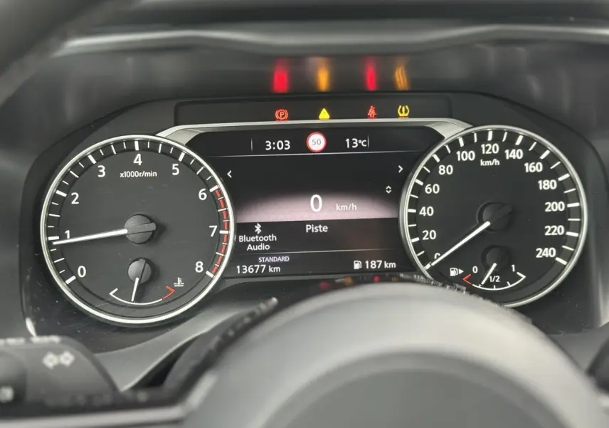 Vue rapprochée du tableau de bord du Nissan Qashqai 2025, affichage numérique avec compte-tours et vitesse.