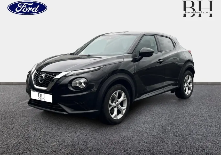 Nissan Juke noir métallisé en 3/4 avant droit, avec jantes alu et calandre distinctive V-Motion.