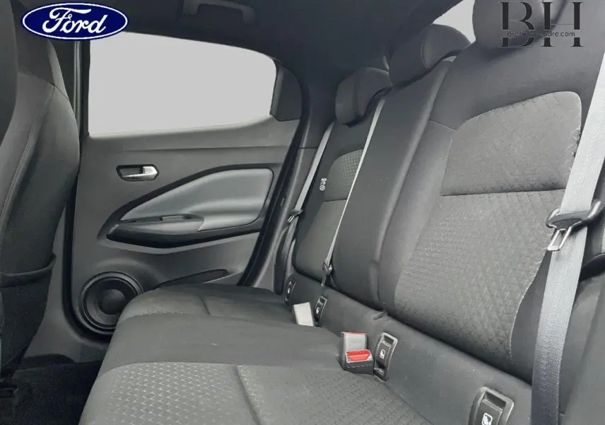 Vue intérieure de la banquette arrière noire avec ceintures et fixations Isofix visibles sur Nissan Juke 2020.