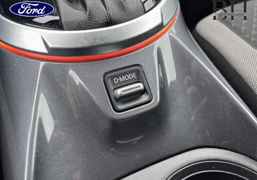 Détail du bouton D-MODE sur la console centrale noire métallisée d'un Nissan Juke 2020, version N-Connecta.