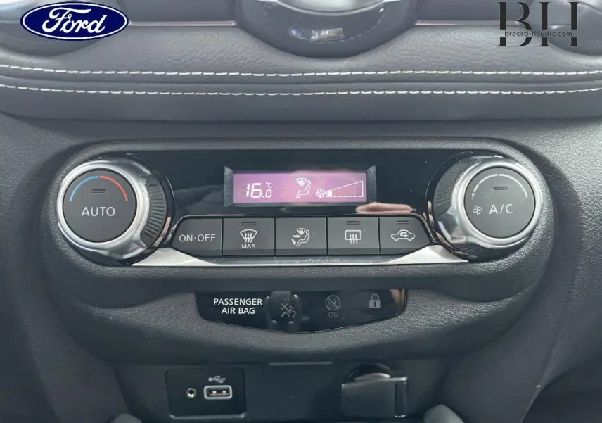 Panneau de commande de climatisation automatique avec écran digital et boutons, intérieur noir d'un Nissan Juke 2020.