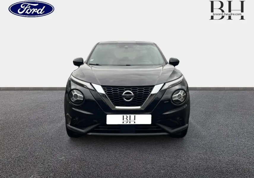 Vue avant d'un Nissan Juke noir métallisé 2020 avec calandre en V chromée et phares ronds distinctifs.