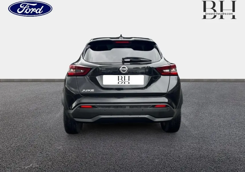 Vue arrière d'un Nissan Juke noir métallisé 2020, mettant en valeur ses feux arrière LED et son design compact.