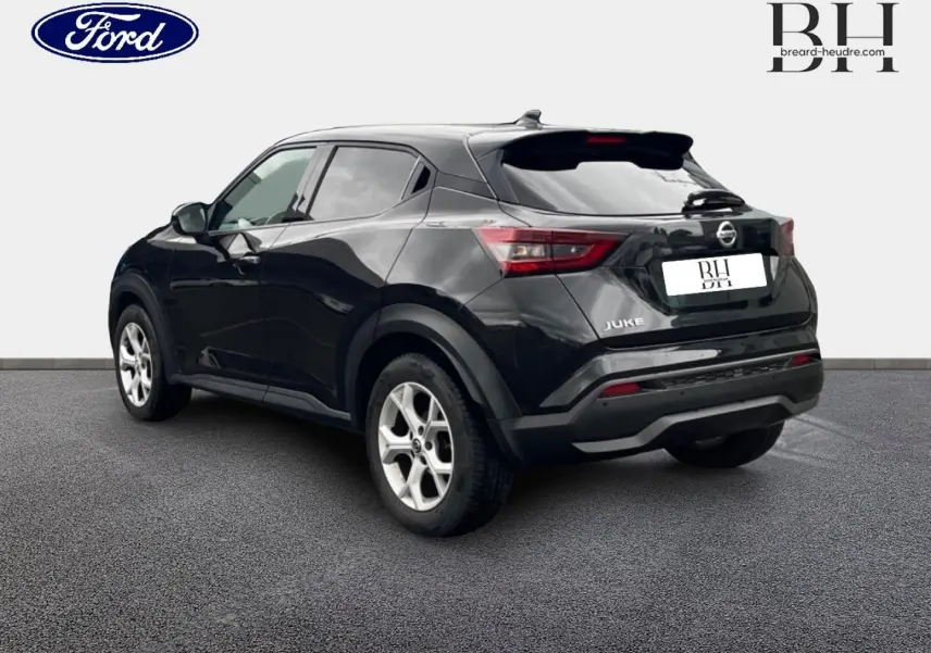 Vue 3/4 arrière droite d'un Nissan Juke noir métallisé 2020 avec jantes alu et feux arrière LED.