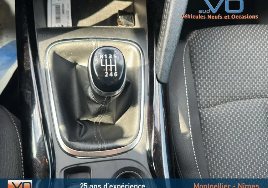 Le levier de vitesses manuel noir du Renault Kadjar TCe 140 Business, vu en gros plan côté conducteur.