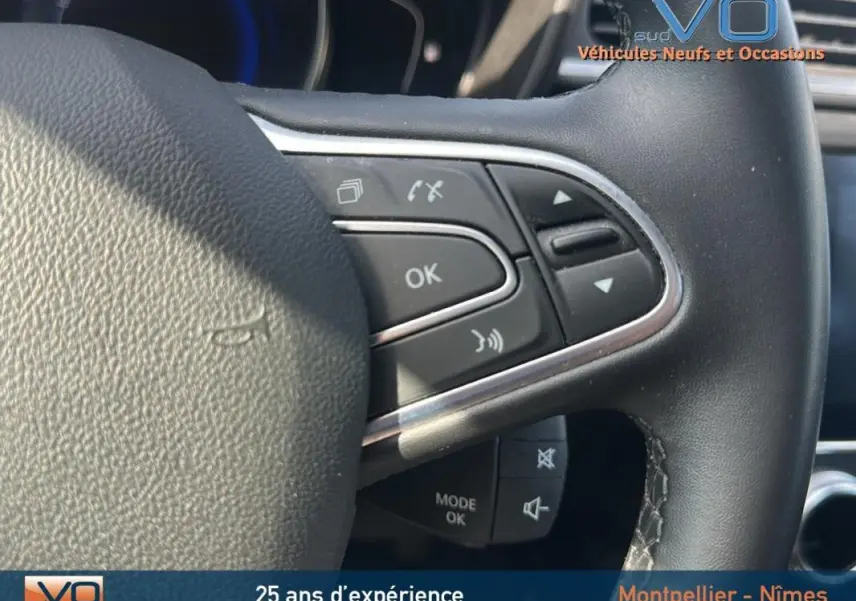 Gros plan sur les commandes au volant du Renault Kadjar bleu foncé, version TCe 140 FAP Business de 2021.