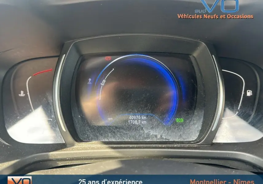 Gros plan sur le tableau de bord numérique du Renault Kadjar bleu foncé, affichant 40 976 km et mode Eco activé.