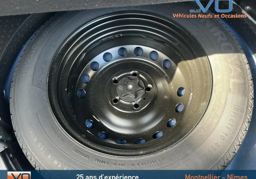 Roue de secours en gros plan du Renault Kadjar TCe 140 FAP Business, bleu foncé, jante acier noire visible.