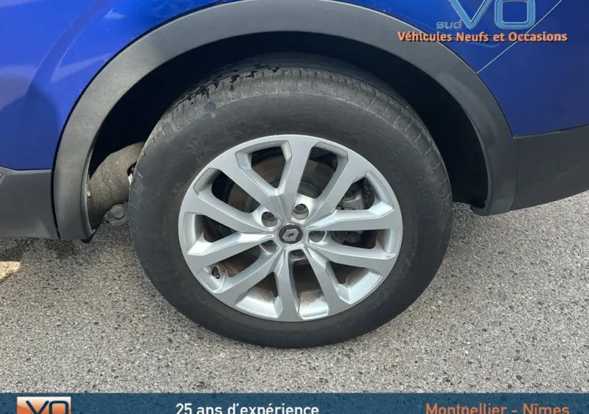 Gros plan sur la roue avant gauche avec jante alliage 17 pouces du Renault Kadjar bleu foncé 2021.