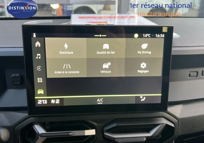 Écran tactile central du tableau de bord du Dacia Duster 2025, affichant les options de conduite et réglages.
