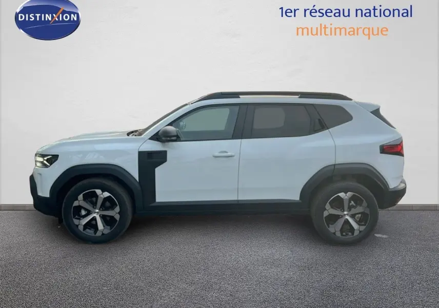 Vue de profil droit du Dacia Duster 1.6 Hybrid blanc glacier avec jantes bi-ton et protections noires contrastées.