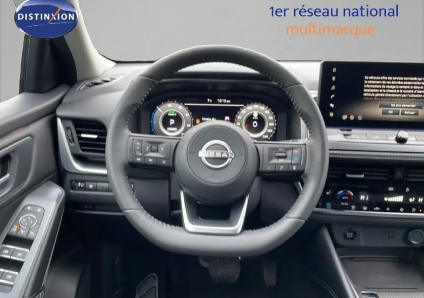 Vue intérieure centrée sur le volant cuir et le cockpit numérique du Nissan Qashqai blanc 2025, version N-Connecta.