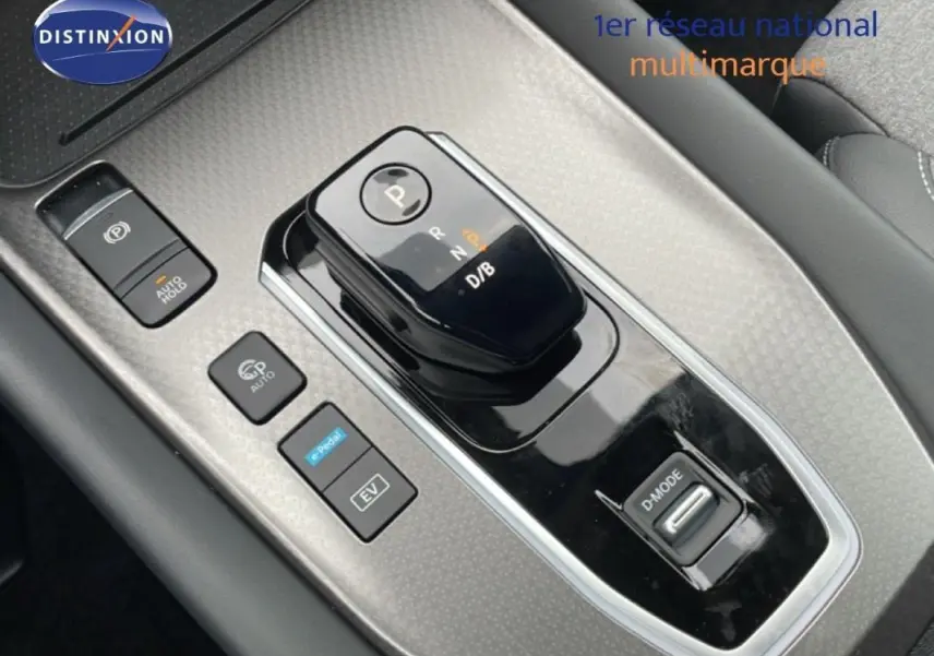 Gros plan sur la console centrale du Nissan Qashqai 2025, montrant la boîte automatique et les boutons de contrôle.