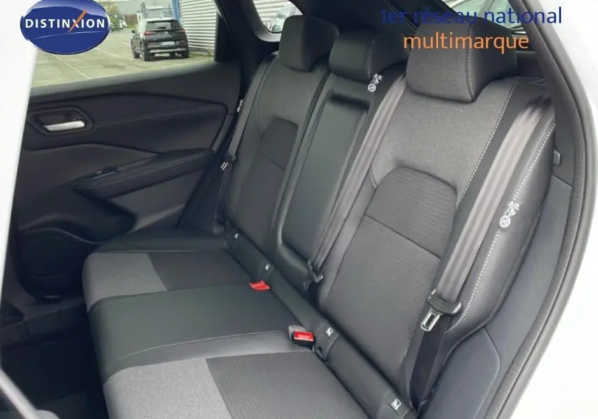 Vue intérieure côté droit des sièges arrière du Nissan Qashqai blanc 2025, avec sellerie tissu et cuir noir.