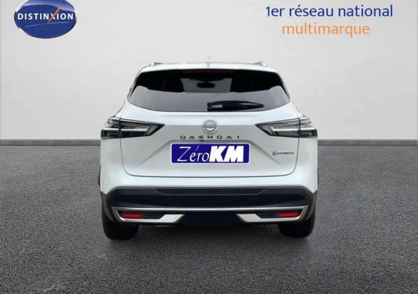 Vue arrière d’un Nissan Qashqai blanc 2025 avec feux LED et logo e-Power visible.