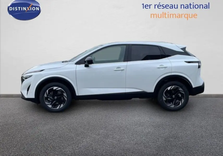 Nissan Qashqai blanc en profil droit, avec jantes aluminium noires et toit noir contrasté, sur fond neutre.
