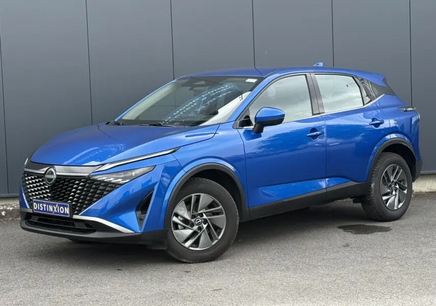 Nissan Qashqai bleu magnétique en 3/4 avant droit, avec calandre noire et jantes alliage 17 pouces.