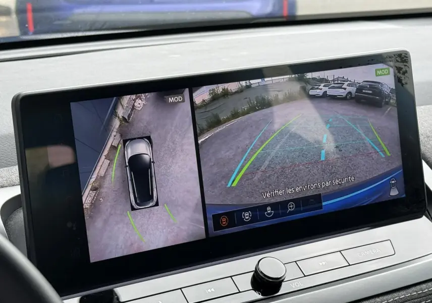 Écran tactile intérieur montrant la caméra 360° du Nissan Qashqai Bleu Magnétique en vue arrière et vue du dessus.