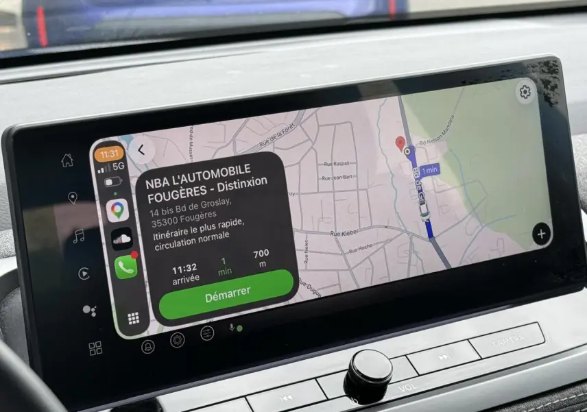 Écran tactile central du Nissan Qashqai 2025 affichant une navigation GPS avec interface Apple CarPlay.