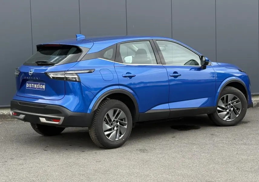 Vue 3/4 arrière droite d'un Nissan Qashqai 2025 bleu magnétique avec jantes alliage et feux LED distinctifs.