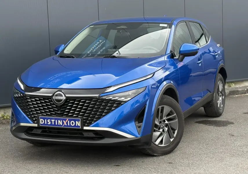 Nissan Qashqai bleu magnétique en 3/4 avant droit, avec calandre noire texturée et jantes alliage 17 pouces.