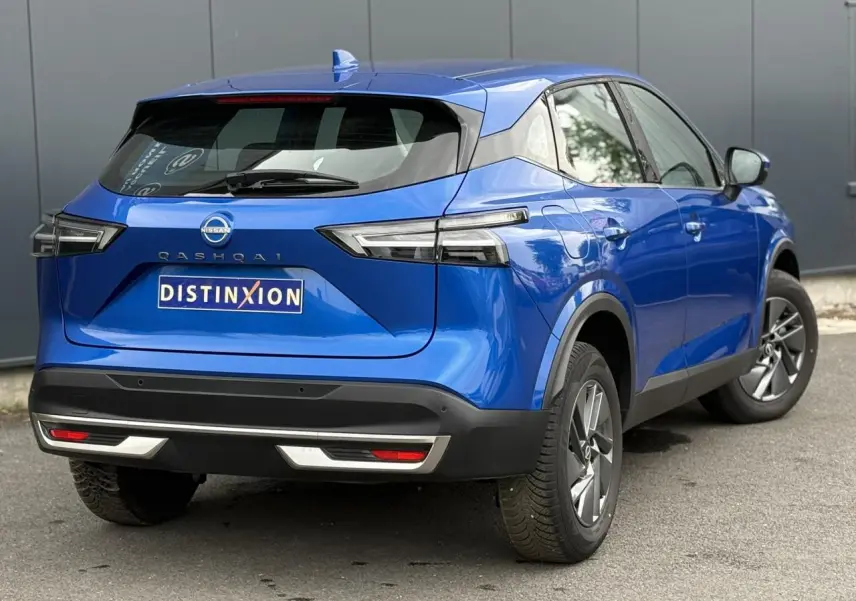 Vue 3/4 arrière droit du Nissan Qashqai bleu magnétique 2025 avec feux LED et jantes alliage 17 pouces.