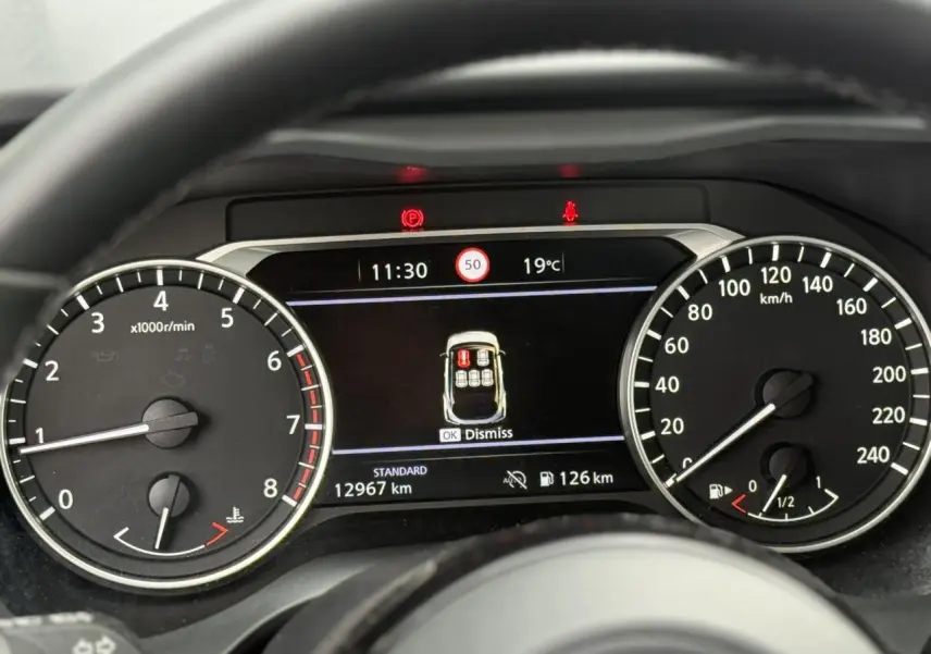 Vue rapprochée du combiné d'instrumentation numérique et analogique du Nissan Qashqai 2025, affichage clair et moderne.