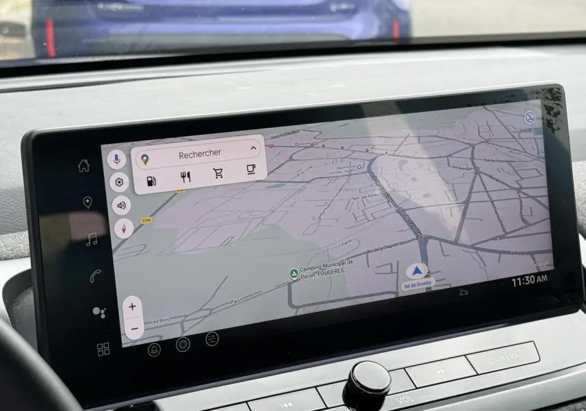 Vue intérieure centrée sur l'écran tactile du tableau de bord du Nissan Qashqai bleu magnétique 2025.