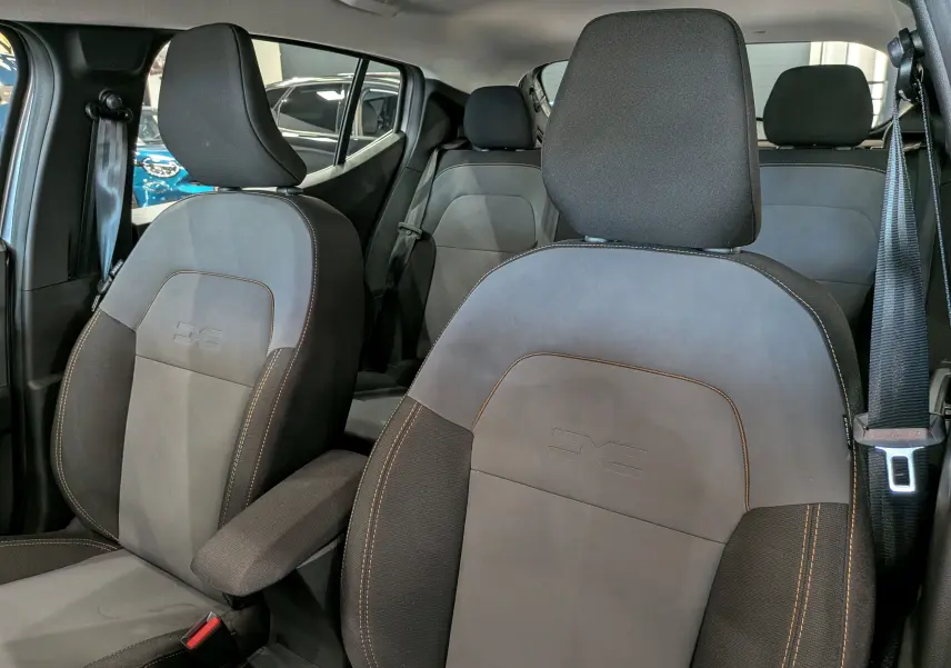 Vue intérieure rapprochée des sièges avant en tissu gris et noir de la Dacia Sandero Stepway TCe 110 CH Extreme 2025.
