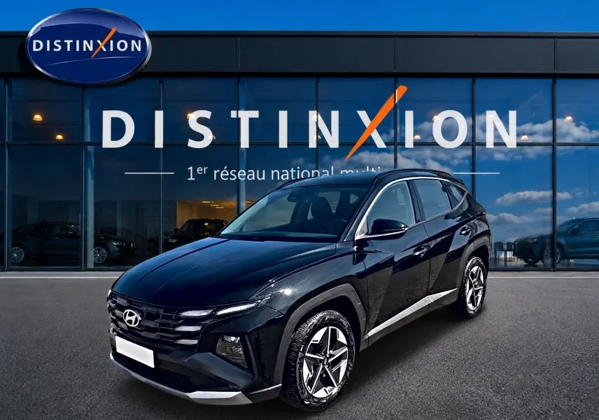 Hyundai Tucson noir 2026 en 3/4 avant droit, avec jantes alu distinctives et calandre moderne.