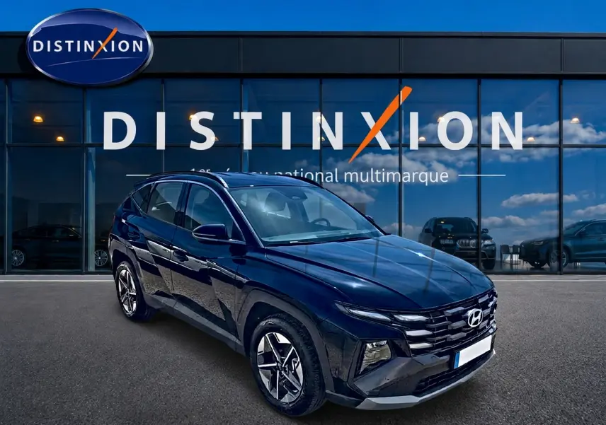 Hyundai Tucson noir 2026 en 3/4 avant droit, avec jantes alu et calandre distinctive devant showroom Distinxion.