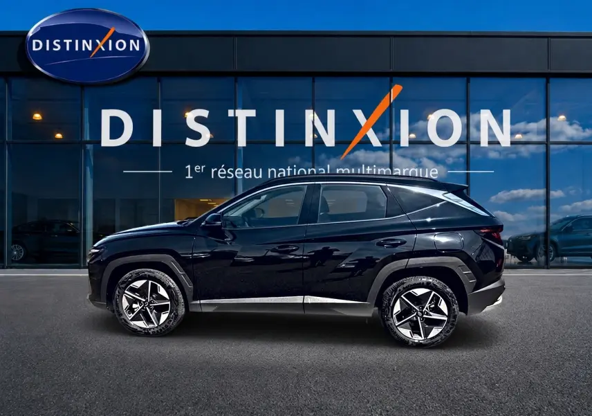 Vue de profil côté gauche d'un Hyundai Tucson noir 2026 hybride garé devant une vitrine avec logo Distinxion.