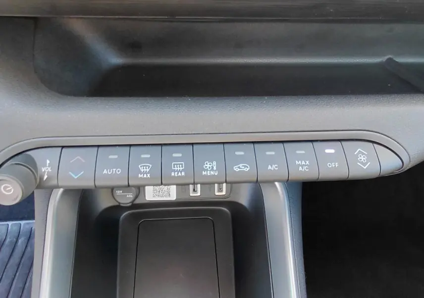 Vue rapprochée de la console centrale noire du Jeep Avenger 2025 montrant les commandes de climatisation et le bouton start/stop.