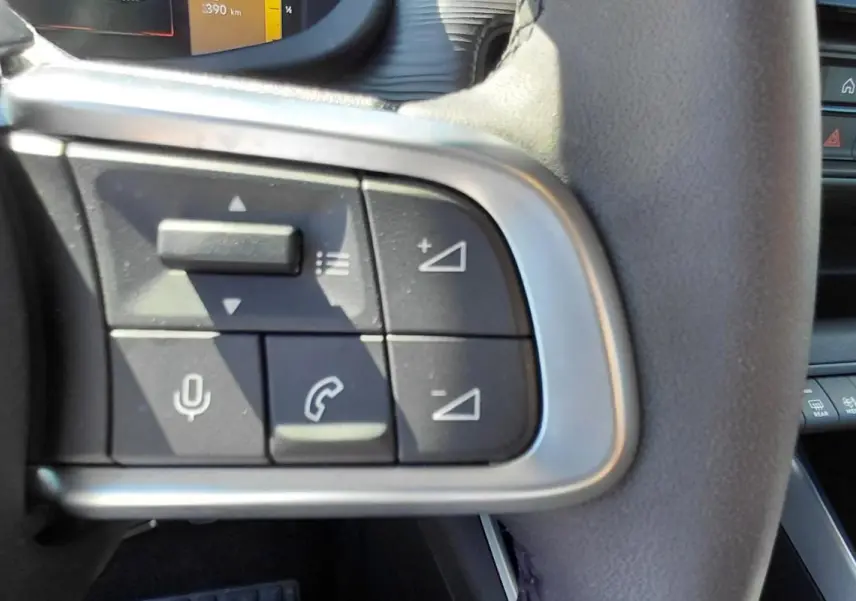 Gros plan sur les commandes au volant côté gauche du Jeep Avenger blanc 2025, version Altitude essence.