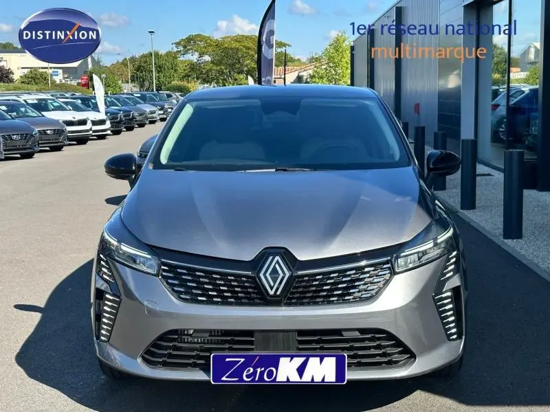 Vue frontale d'une Renault Clio 2025 gris Rafale avec calandre noire et feux LED distinctifs.