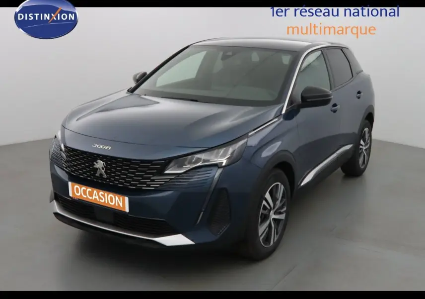 Peugeot 3008 bleu Célèbes métal vue 3/4 avant droit dans un studio lumineux avec jantes alliage.