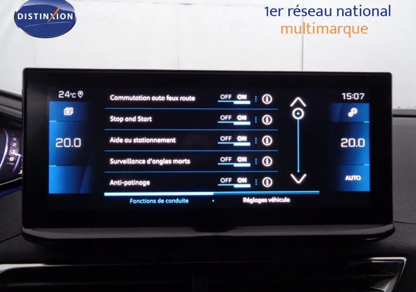 Coffre ouvert en vue arrière d’un Peugeot 3008 2023 bleu Celebes Metal, montrant un espace de chargement spacieux et bien éclairé.