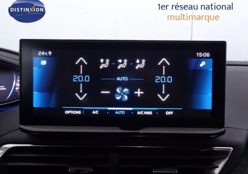 Gros plan sur la commande des phares et clignotants dans l'habitacle noir d'un Peugeot 3008 2023.