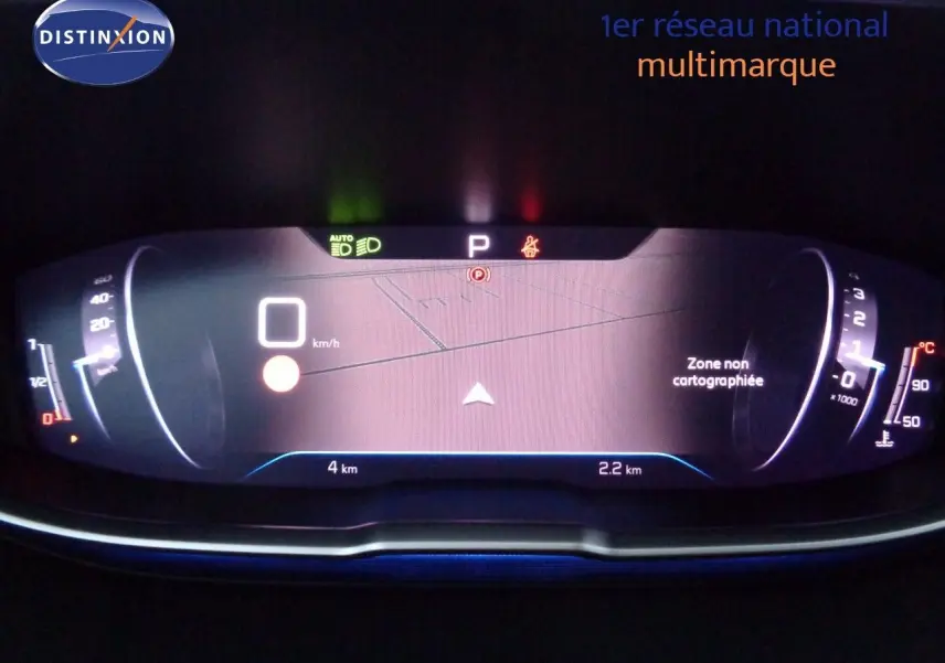 Gros plan sur la commande d'essuie-glace à gauche du volant dans l'habitacle du Peugeot 3008 bleu Celebes Metal 2023.