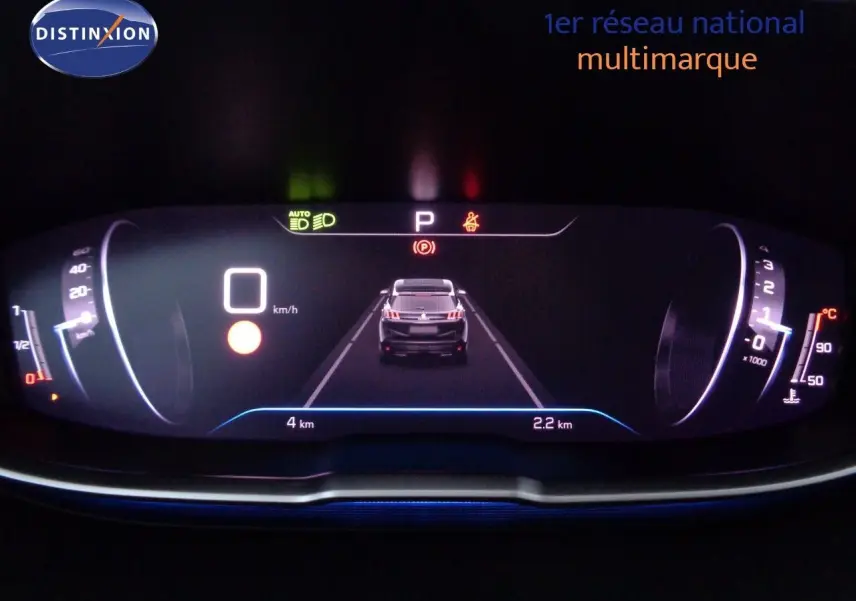 Tableau de bord numérique du Peugeot 3008 bleu, affichant la vitesse à 0 km/h et une zone non cartographiée.